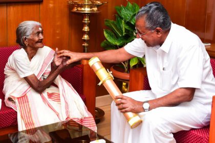 After receiving the Narishakti award, Kartyayani's Amma came to meet Chief Minister Pinarayi Vijayan personally with the award